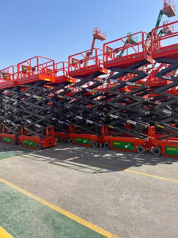 Opvouwbaar hoogwerkplatform, gebruikt voor binnenconstructie en gevelwerk