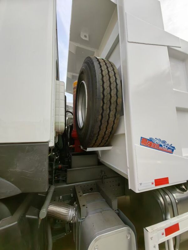 Gebruikte 6X4 Howo Sinotruk 371 Zware Vrachtwagen CNG LNG Trekker met Snelle Versnellingsbak Diesel Brandstof Linker Stuur Van Cargo Tank China